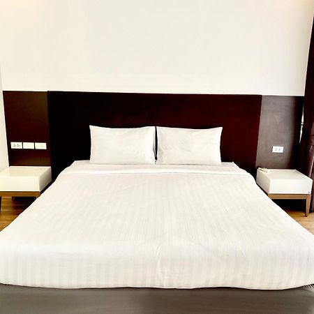 Nantiruj Tower - นันทิรุจ ทาวเวอร์ เซอร์วิสอพาร์ทเม้นท์ สุขุมวิท ซอย 8 Apartment Bangkok Bagian luar foto