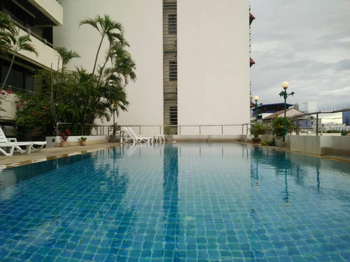 Nantiruj Tower - นันทิรุจ ทาวเวอร์ เซอร์วิสอพาร์ทเม้นท์ สุขุมวิท ซอย 8 Apartment Bangkok Bagian luar foto