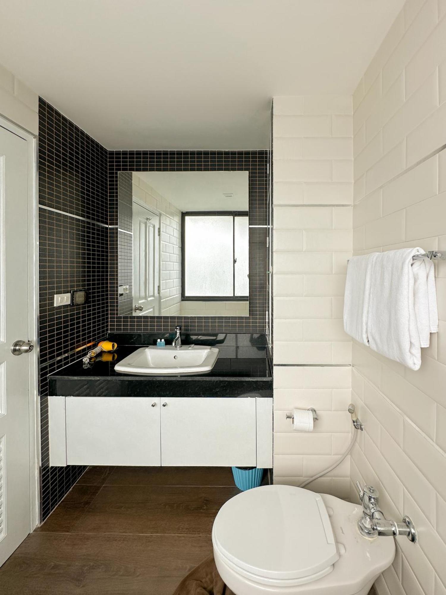 Nantiruj Tower - นันทิรุจ ทาวเวอร์ เซอร์วิสอพาร์ทเม้นท์ สุขุมวิท ซอย 8 Apartment Bangkok Ruang foto