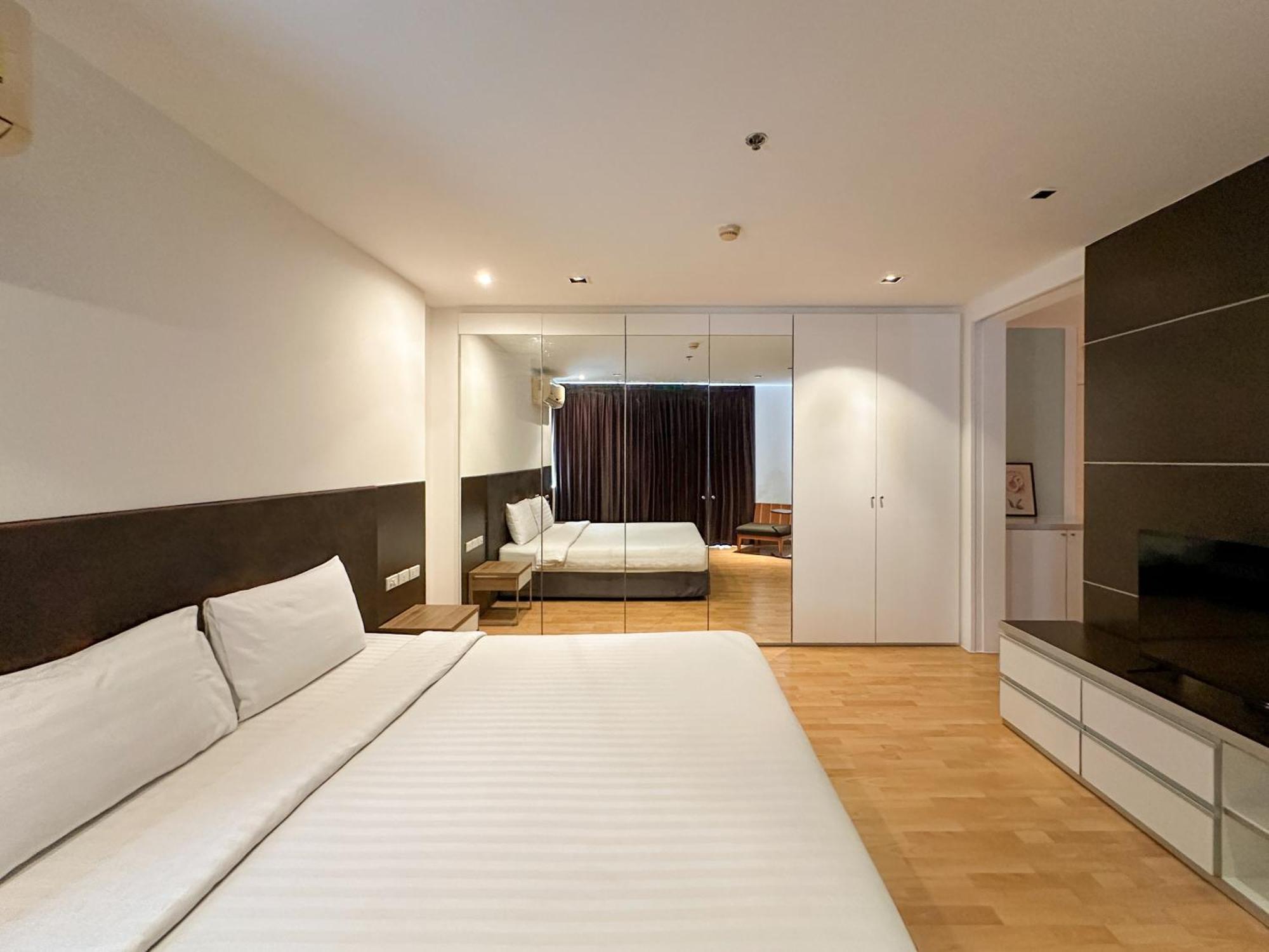 Nantiruj Tower - นันทิรุจ ทาวเวอร์ เซอร์วิสอพาร์ทเม้นท์ สุขุมวิท ซอย 8 Apartment Bangkok Bagian luar foto