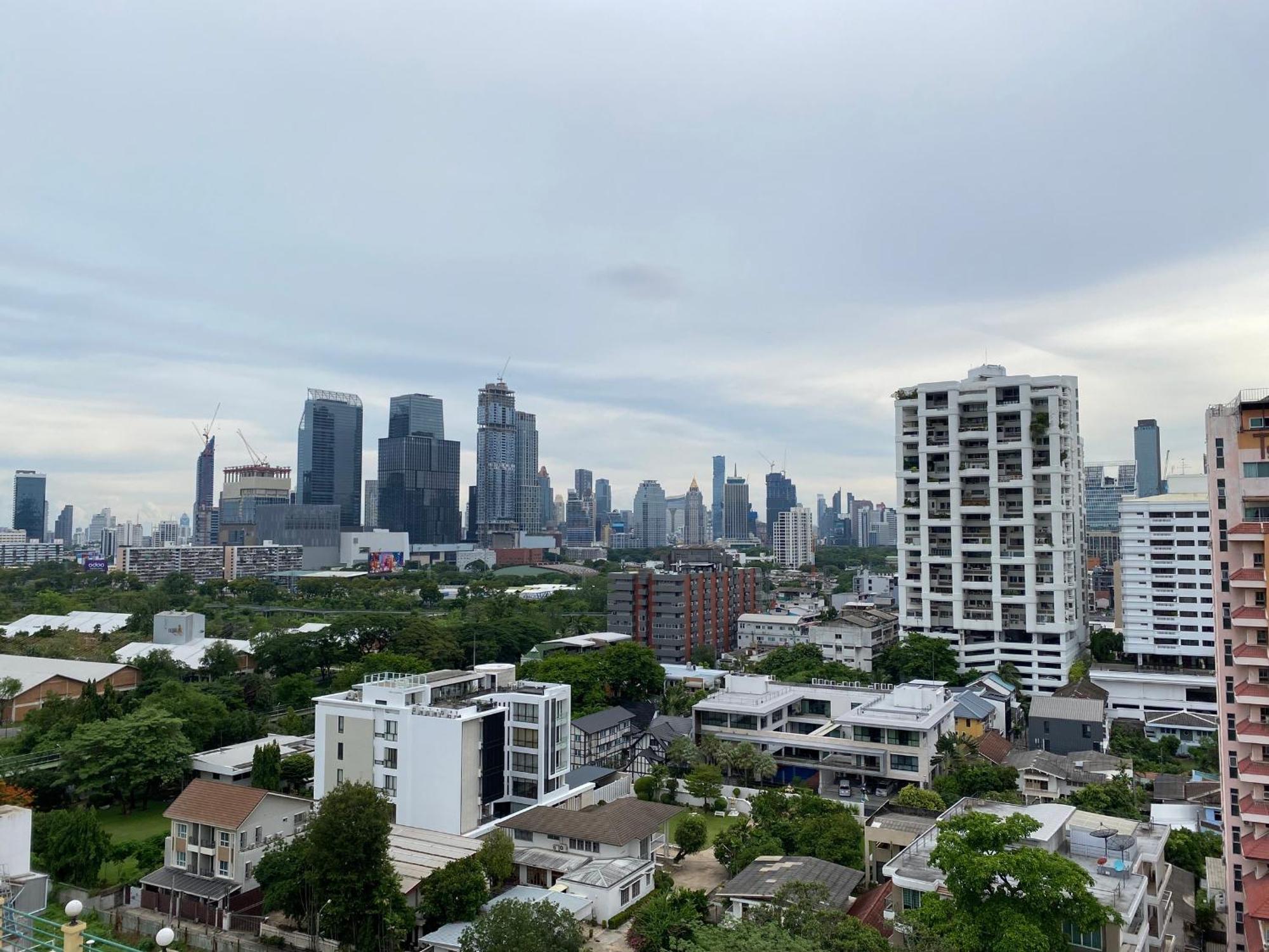 Nantiruj Tower - นันทิรุจ ทาวเวอร์ เซอร์วิสอพาร์ทเม้นท์ สุขุมวิท ซอย 8 Apartment Bangkok Bagian luar foto