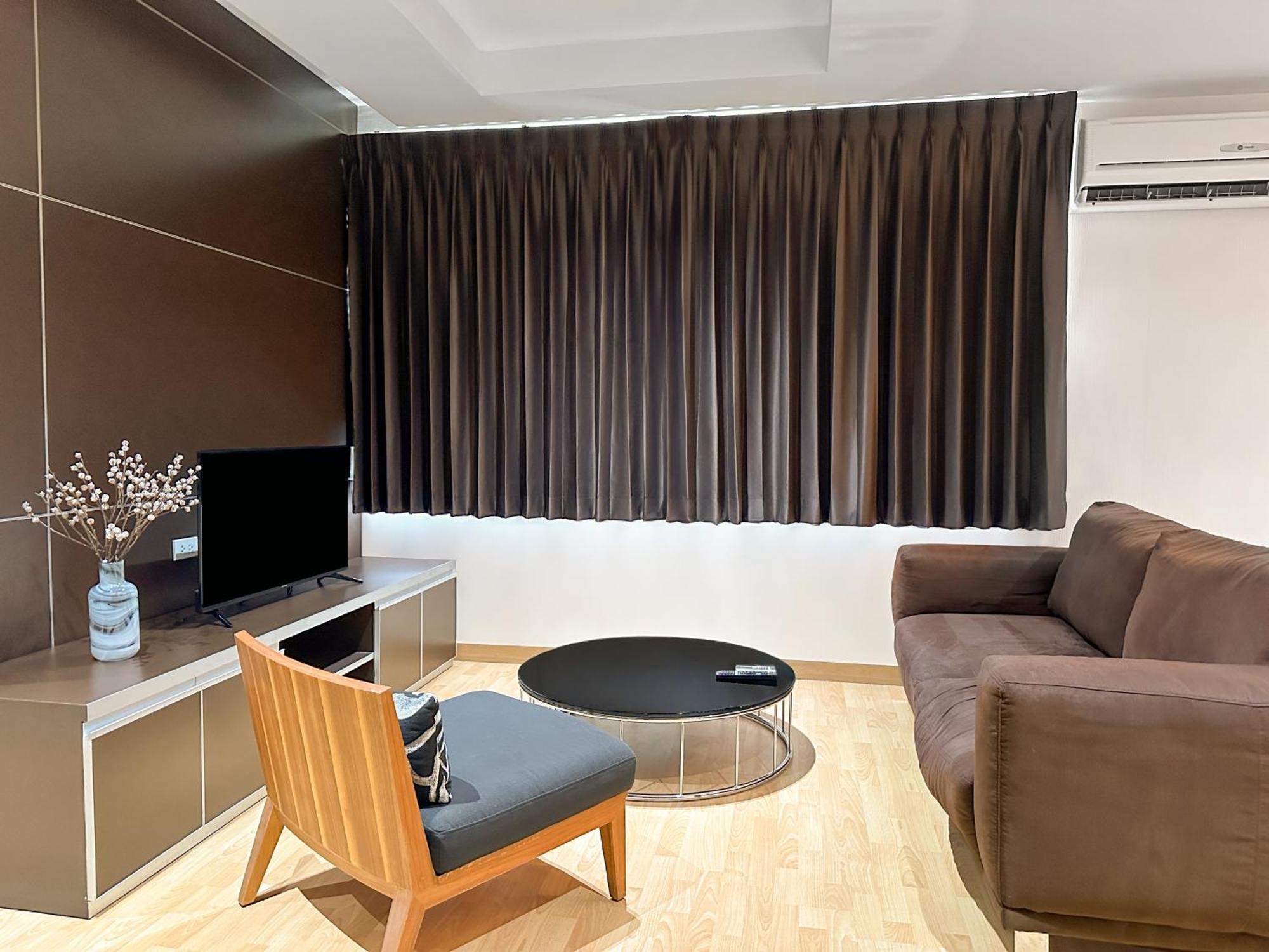 Nantiruj Tower - นันทิรุจ ทาวเวอร์ เซอร์วิสอพาร์ทเม้นท์ สุขุมวิท ซอย 8 Apartment Bangkok Bagian luar foto